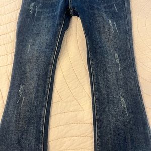 Women’s flannel lined comfy and stretchable bell bottom jeans.